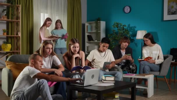 一组青少年 年轻人 准备考试 看笔记 使用设备 看东西的全片视频 — 图库视频影像