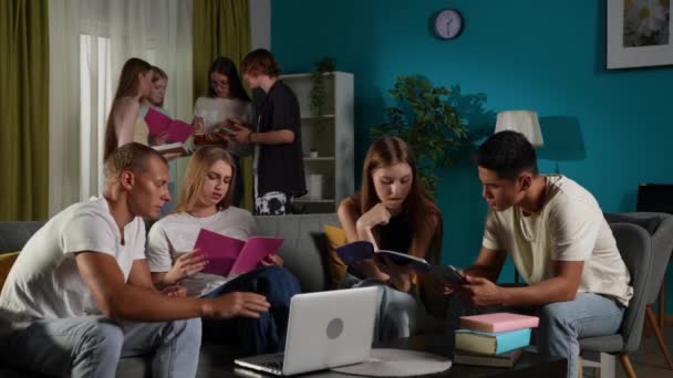 Vídeo Médio Grupo Adolescentes Jovens Amigos Estudando Preparando Para Exame — Vídeo de Stock