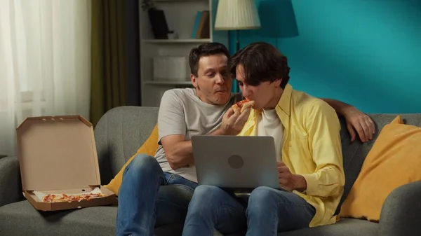 Evde Homoseksüel Bir Çiftin Fotoğrafı Kanepede Oturuyorlar Dizüstü Bilgisayarda Bir — Stok fotoğraf