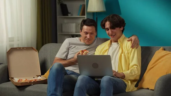 Evde Homoseksüel Bir Çiftin Fotoğrafı Kanepede Oturuyorlar Dizüstü Bilgisayarda Bir — Stok fotoğraf