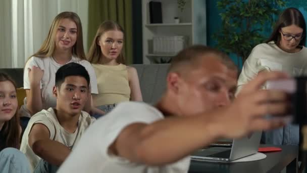 Średni Film Grupy Nastolatków Młodych Ludzi Przyjaciół Siedzących Przy Stole — Wideo stockowe