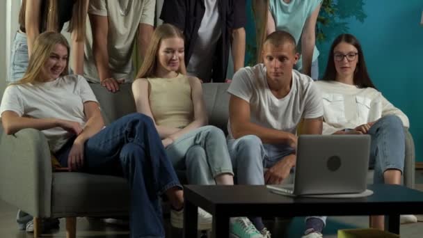 Střední Video Skupiny Teenagerů Mladých Lidí Shromážděných Kolem Notebooku Mluvit — Stock video
