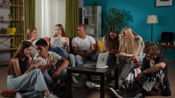 Повнорозмірне Відео Групи Підлітків Молодих Людей Друзів Які Сидять Дивані — стокове відео