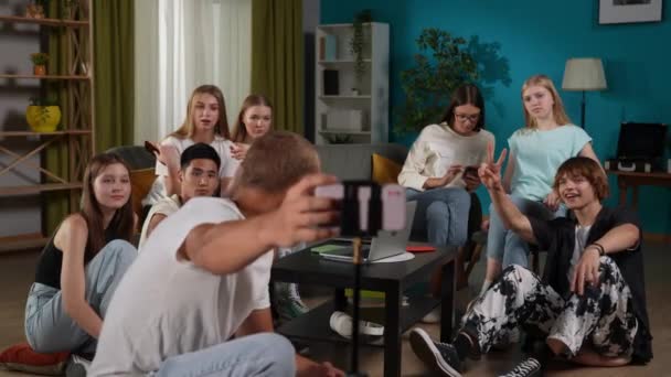 Полноразмерное Видео Группы Подростков Молодых Людей Друзей Сидящих Столом Использующих — стоковое видео