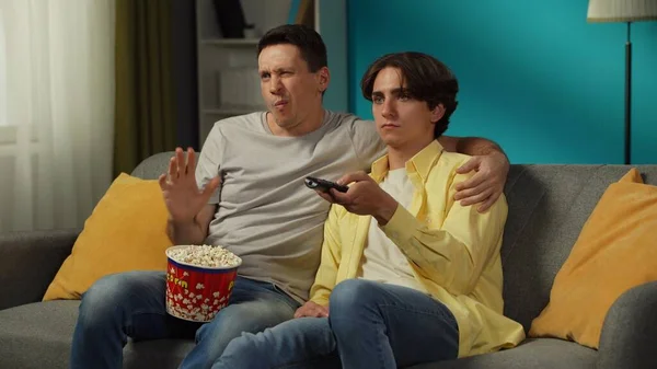Evde Homoseksüel Bir Çiftin Fotoğrafı Kanepede Oturuyorlar Televizyon Izliyorlar Izleyeceklerini — Stok fotoğraf
