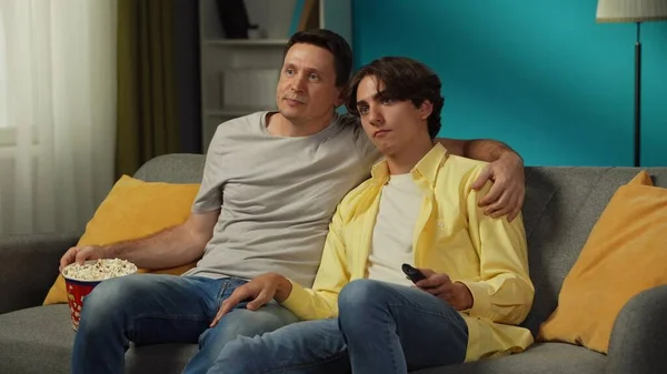 Shot Homosexual Couple Home Sitting Couch Watching Together Eating Popcorn — Stock Photo, Image