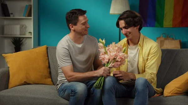 Evde Homoseksüel Bir Çiftin Fotoğrafı Biri Eşine Çiçek Vermek Çiçek — Stok fotoğraf