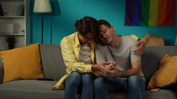 同性カップルが一緒にソファに座り 抱きしめ 慰め合い 手を握り 愛と愛情を表現しました Lgbt 教育コンテンツ プライド — ストック写真