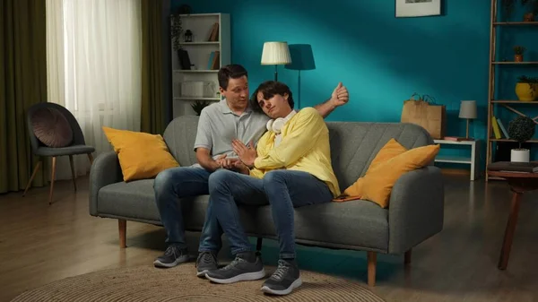 一个同性恋 两性关系 双性恋的男性伴侣坐在沙发上 牵着手 谈论一些话题 他们的日子过得怎么样 Lgbt Equality Educational Content — 图库照片