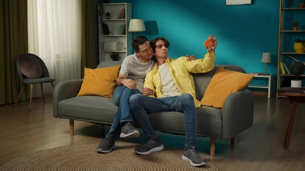 Full Size Shot Two Homosexual Men Couple Home Sitting Couch — Stock Photo, Image