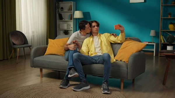 Homoseksüel Adamın Tam Boy Fotoğrafı Evde Bir Çift Kanepede Oturuyorlar — Stok fotoğraf