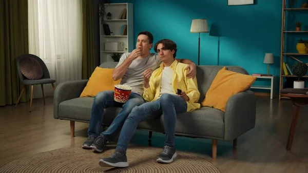 Full Size Shot Homosexual Couple Home Sitting Couch Watching Together — Stock Photo, Image