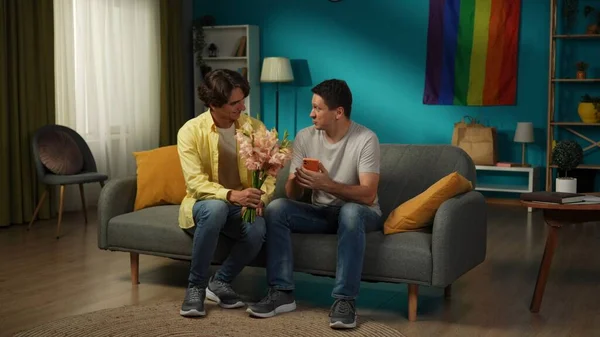 Evde Homoseksüel Bir Çiftin Tam Boy Fotoğrafı Biri Eşine Çiçek — Stok fotoğraf