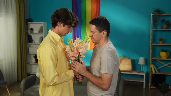Średnie Ujęcie Homoseksualnej Pary Stojącej Przed Sobą Trzymającej Kwiaty Bukiet — Zdjęcie stockowe