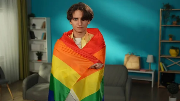 동성애자 양성애자 팬섹슈얼 트랜스젠더의 카메라를 자유를 장려하기 Lgbt 플래그에 용기를 — 스톡 사진