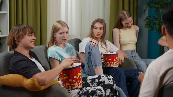 Skupina Teenagerů Mladých Lidí Přátel Sedících Gauči Pařících Sledujících Televizi — Stock fotografie