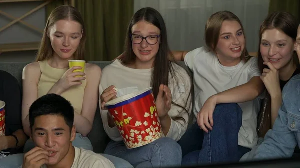 十代の若者 ソファーに座っている友人 パーティー テレビ ショーを見ている 彼らはポップコーンを食べ チャットし 冗談を言っています ティーンエイジャー 若者コンテンツ — ストック写真