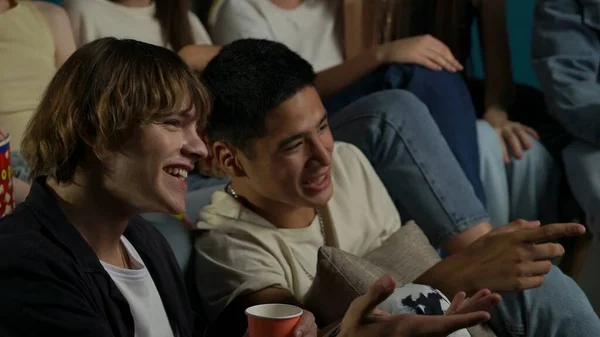 中拍两个男孩 男孩坐在一组青少年 年轻人 朋友看电视 电视剧 他们正在吃爆米花 讨论节目 青少年 — 图库照片