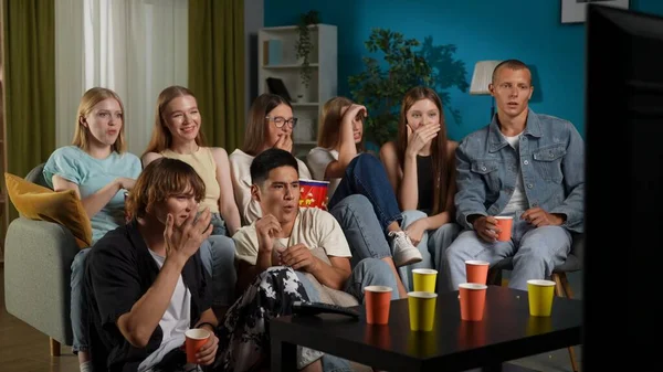 Bir Grup Genci Gençleri Kanepede Oturup Televizyon Korku Filmi Dizi — Stok fotoğraf