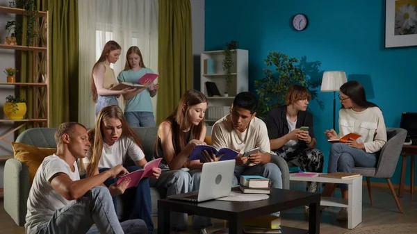 10代の若者 勉強し 試験のために準備し 彼らのノートを見たり デバイスを使って何かを見たりする中型ショット — ストック写真