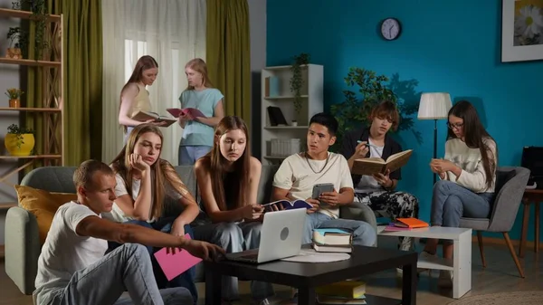 Inyección Media Grupo Adolescentes Jóvenes Amigos Estudiando Preparándose Para Examen —  Fotos de Stock