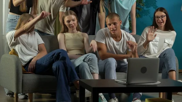 一组青少年的中景照片 年轻人围坐在笔记本电脑旁聊天 与他们的朋友 朋友进行视频通话 兴高采烈地聊天 Gen 现代社会 — 图库照片