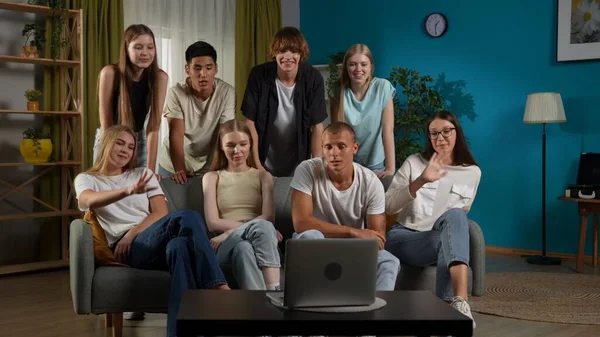 Mladí Lidé Shromáždili Kolem Notebooku Aby Popovídali Popovídali Měli Videohovor — Stock fotografie