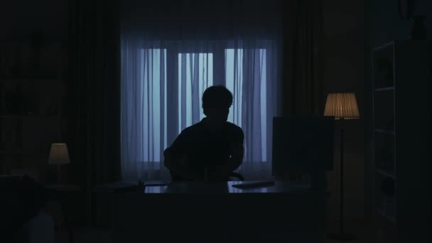 Retrato Silueta Masculina Apartamento Oscuro Concepto Creativo Vida Cotidiana Hombre — Vídeo de stock