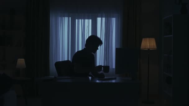 黑暗的公寓里的男性肖像 每天都有创意的生活概念 家里穿着休闲装的男人在书桌旁工作 阅读纸质文件 看起来很疲倦 很恼怒 — 图库视频影像