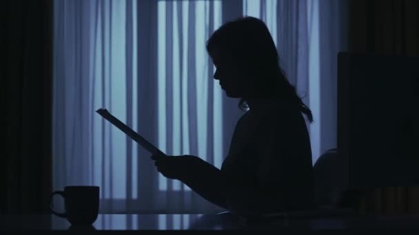 黑暗的公寓里女性轮廓的肖像 每天都有创意的生活概念 在家里工作的女人 打电话 用智能手机与人交谈 讨论工作 阅读文件 — 图库视频影像