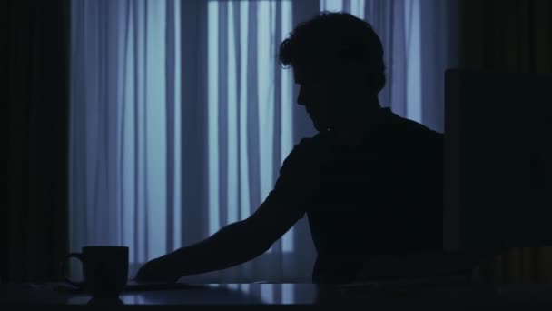 Retrato Silueta Masculina Apartamento Oscuro Concepto Creativo Vida Cotidiana Hombre — Vídeos de Stock