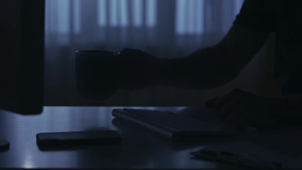 デスクで男性のシルエットの肖像画 日常生活のクリエイティブコンセプト Pcのキーボードにタイピングする男の手のクローズアップショット コーヒーのカップを保持し スマートフォンでメッセージを書く — ストック動画