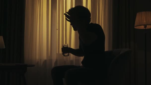 Portrait Silhouette Masculine Dans Appartement Sombre Vie Quotidienne Concept Créatif — Video