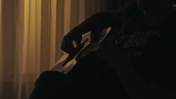 Closeup Atirou Jovem Sentado Sala Estar Tocando Melodia Lenta Guitarra — Vídeo de Stock