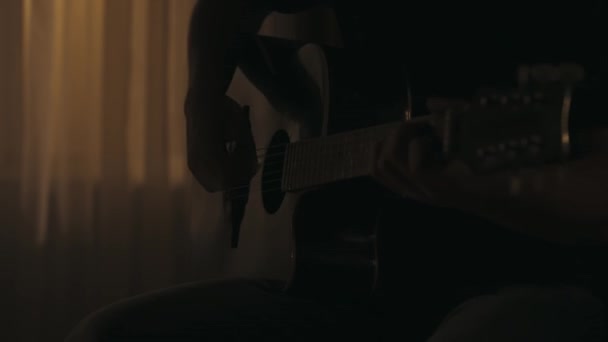 Oturma Odasında Oturan Akustik Gitarla Pena Çalan Bir Adamın Yakın — Stok video