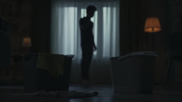 Porträt Einer Männlichen Silhouette Der Dunklen Wohnung Kreatives Konzept Für — Stockvideo