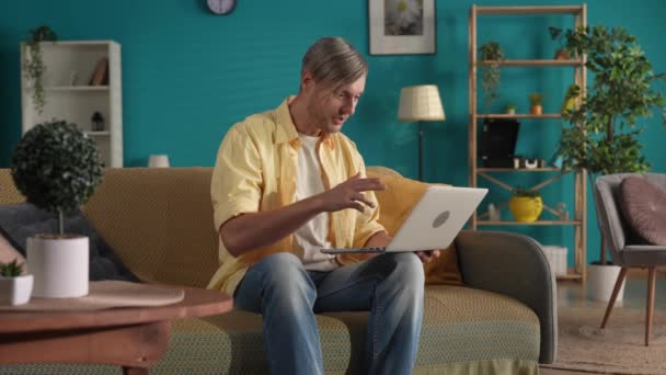 Muž Sedí Pohovce Obývacím Pokoji Laptopem Klíně Muž Mluví Videohovoru — Stock video