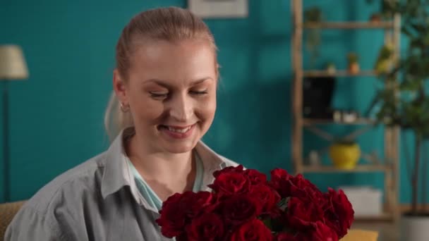 Μια Γυναίκα Λαμβάνει Ένα Μπουκέτο Κόκκινα Τριαντάφυλλα Δώρο Και Εισπνέει — Αρχείο Βίντεο