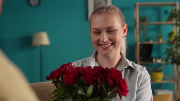 Μια Γυναίκα Λαμβάνει Ένα Μπουκέτο Κόκκινα Τριαντάφυλλα Δώρο Από Έναν — Αρχείο Βίντεο