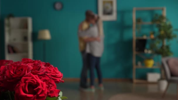 Букет Красных Роз Закрывается Размытом Фоне Пары Комнате Мужчина Приглашает — стоковое видео