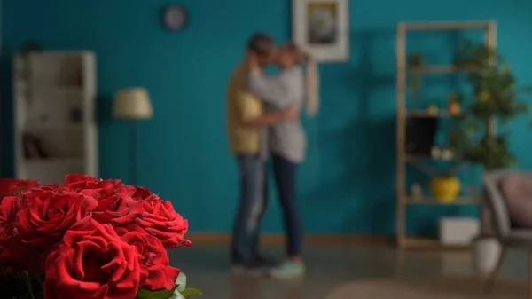 Букет Красных Роз Закрывается Размытом Фоне Целующейся Пары Мужчина Женщина — стоковое фото