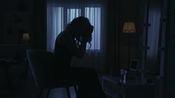 Portrait Une Silhouette Modèle Féminin Dans Appartement Sombre Vie Quotidienne — Video