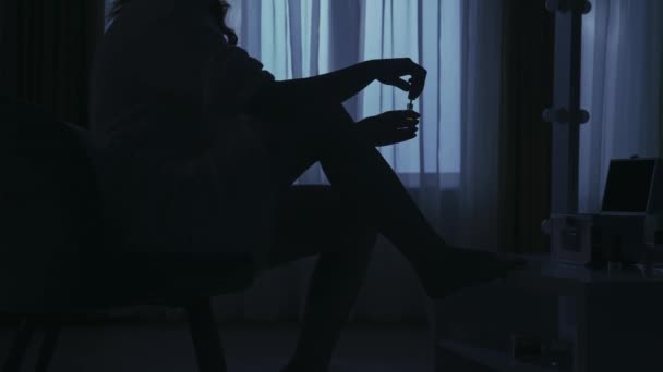 Portret Van Vrouwelijk Silhouet Het Donkere Appartement Het Dagelijkse Creatieve — Stockvideo