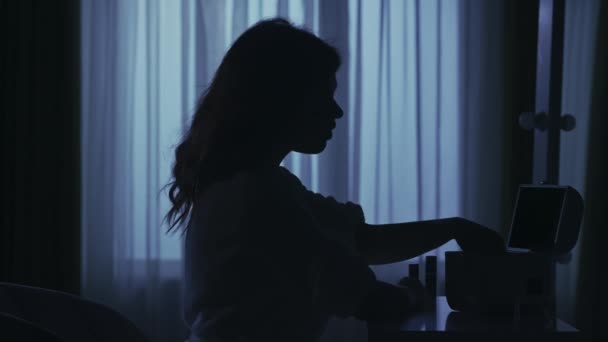 Porträt Einer Weiblichen Silhouette Der Dunklen Wohnung Kreatives Konzept Für — Stockvideo