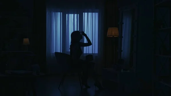 어두운 아파트에서 실루엣의 초상화 창조적인 개념입니다 의자에 드레스를 거울을보고 그녀의 — 스톡 사진