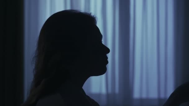 Karanlık Dairedeki Kadın Siluetinin Portresi Günlük Yaratıcı Yaşam Konsepti Bornozlu — Stok video