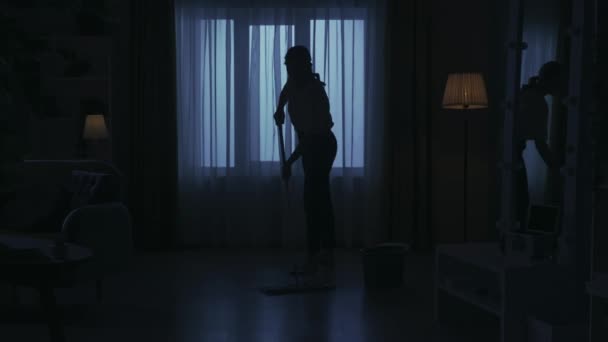 Portrait Silhouette Féminine Dans Chambre Sombre Appartement Vie Quotidienne Concept — Video