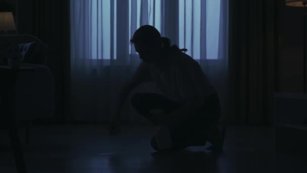 Portret Van Vrouwelijk Silhouet Donkere Appartement Kamer Het Dagelijkse Creatieve — Stockvideo