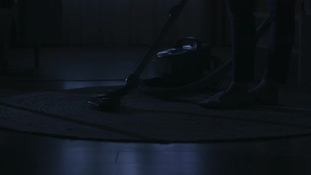 クローズアップショット 暗いアパートの女性のシルエットの肖像画 日常生活のクリエイティブコンセプト 床にカーペットを掃除するカジュアルな服のリビングルームの女性 — ストック動画