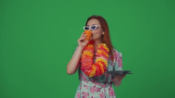 Podróżująca Koncepcja Kreatywnej Reklamy Piękna Kobieta Podróżnik Okularach Trzymając Machając — Wideo stockowe
